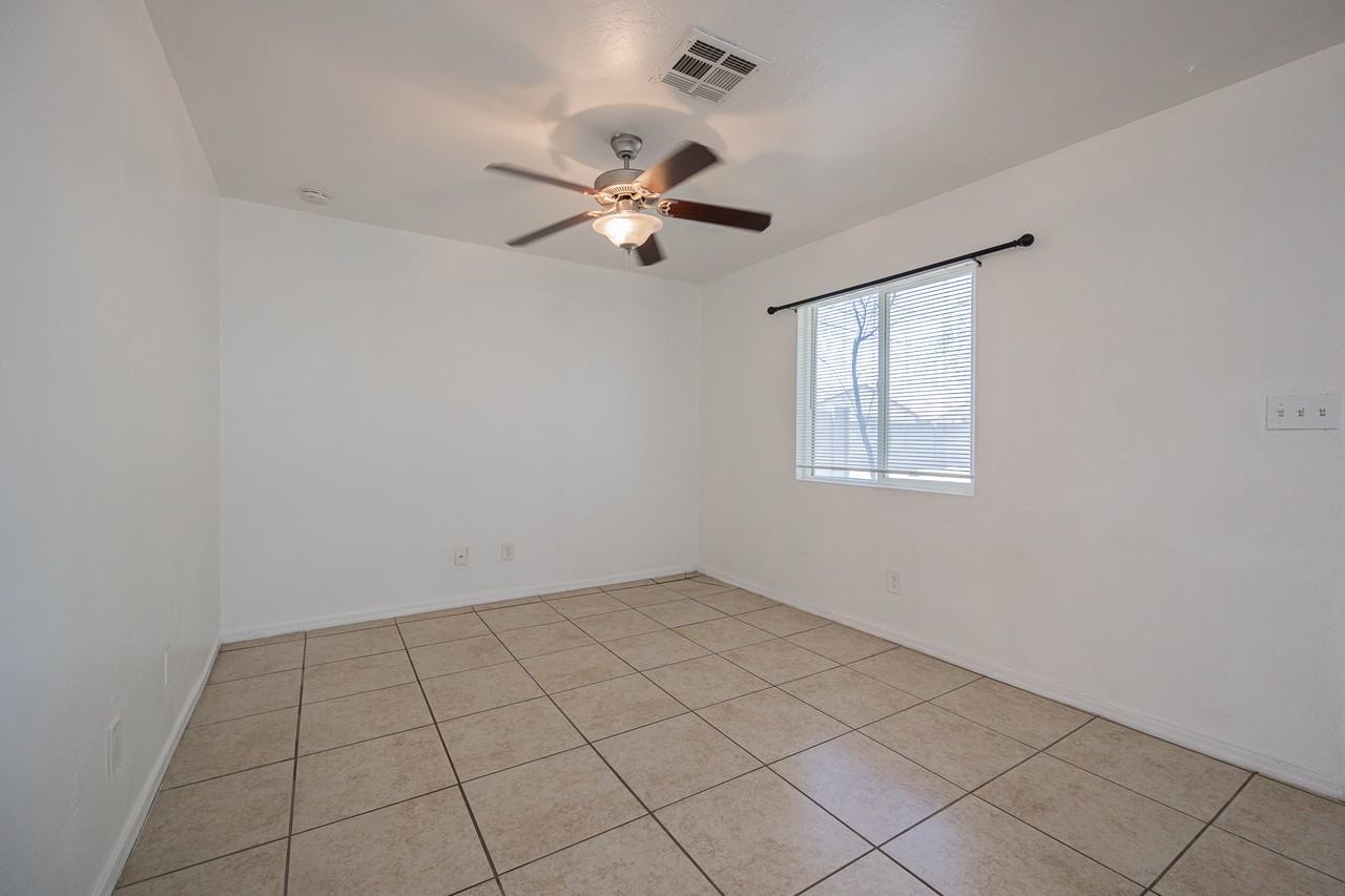 2571 E Mobile Ln - Photo 2 of 14