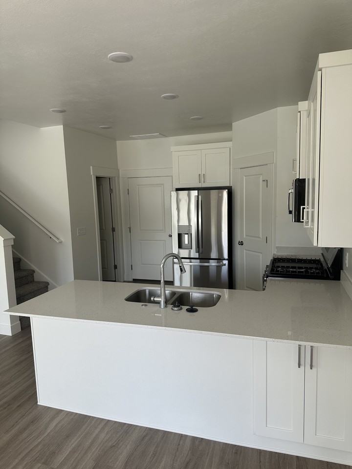 208 Ws - Photo 2 of 12