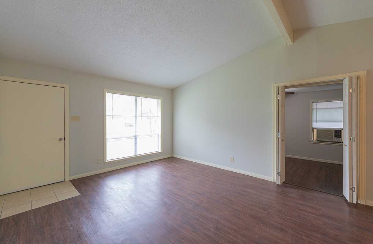 1113 Cactus Dr - Photo 2 of 10