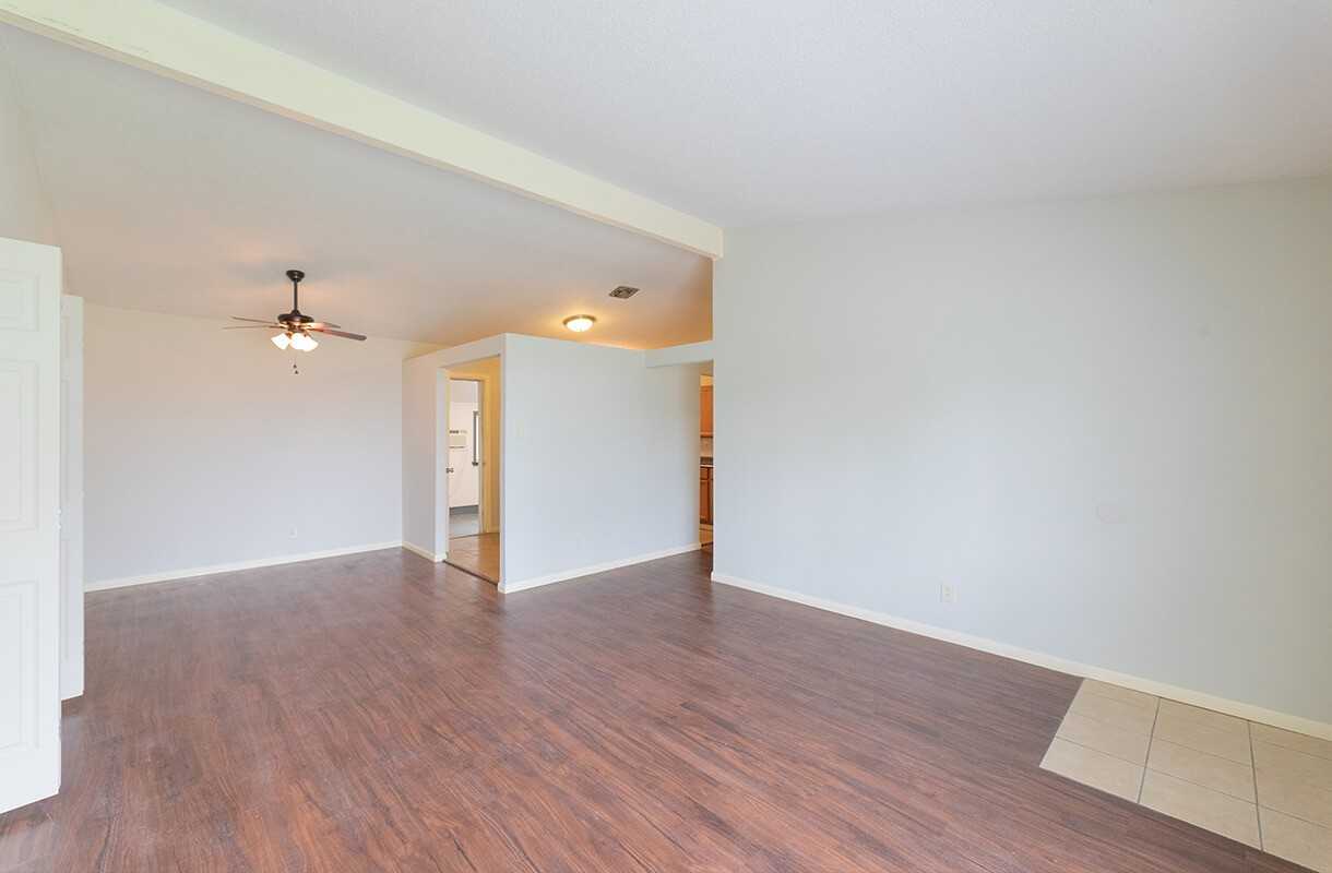 1113 Cactus Dr - Photo 3 of 10
