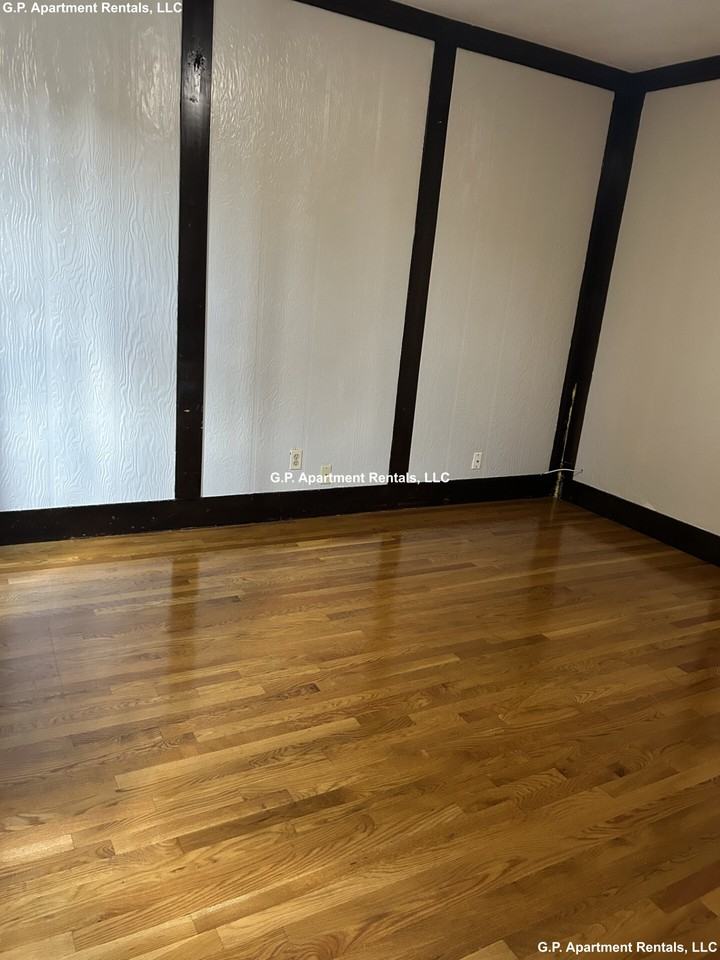 28 Courtland St #1 - Photo 3 of 5