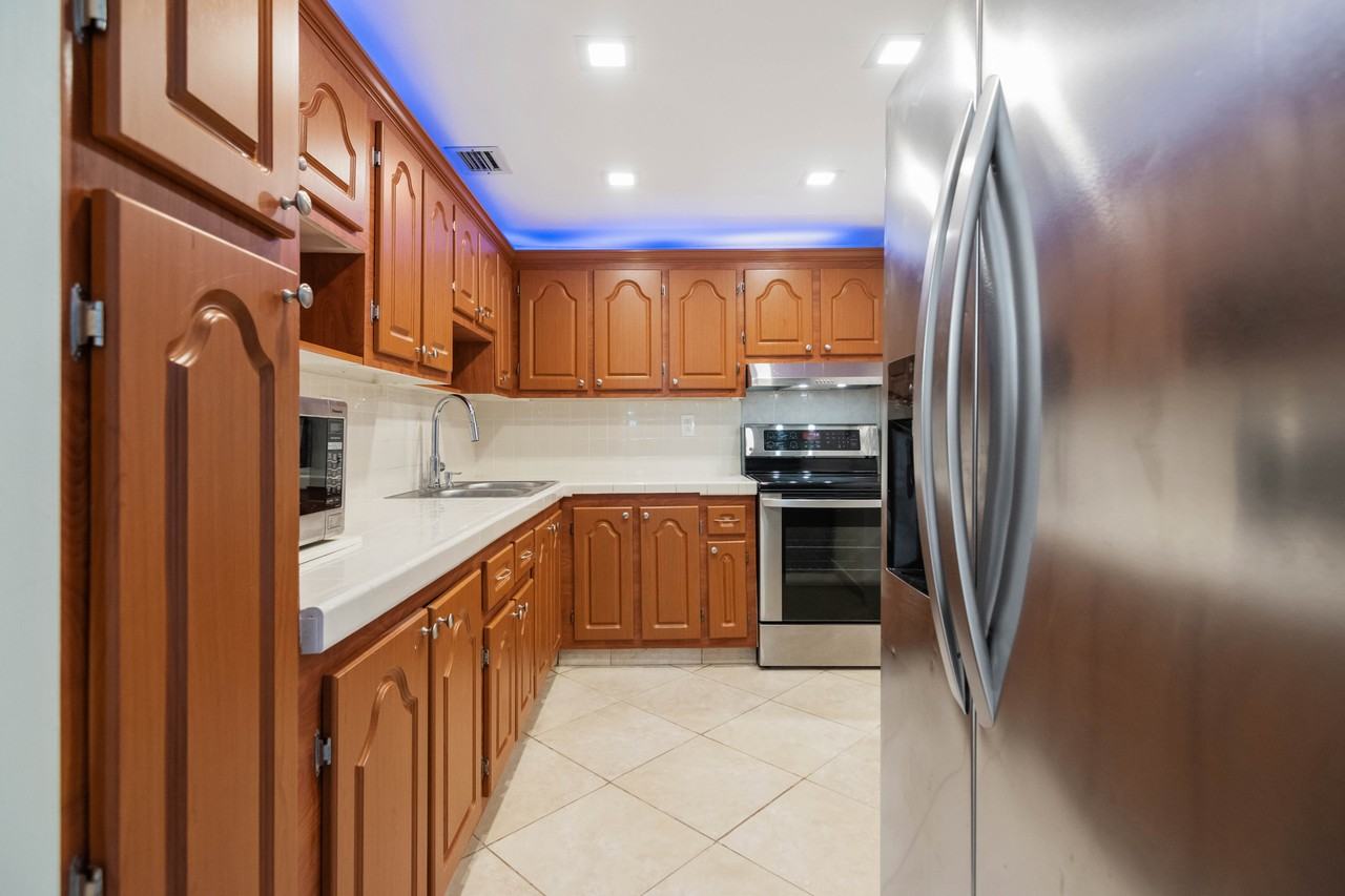 16740 Northeast 9th Avenue - Photo 2 of 25