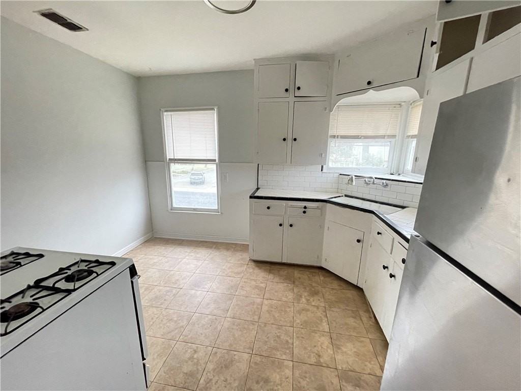 253 Oleander Ave Apt 4 #4 - Photo 6 of 10