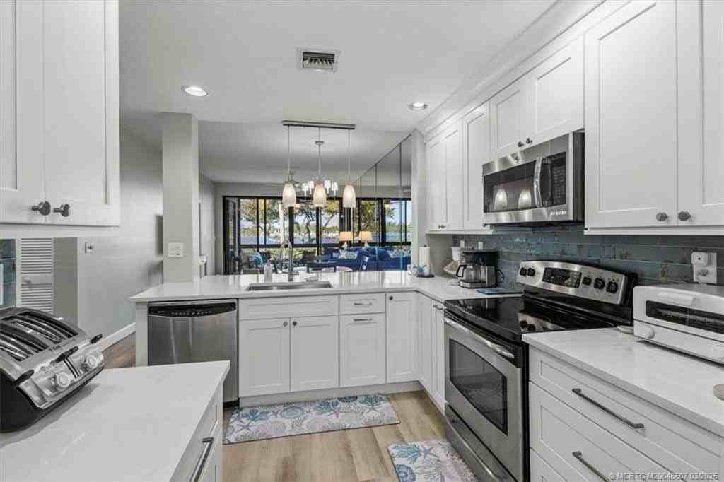 6082 Se Landing Way Apt 7 #7 - Photo 6 of 36