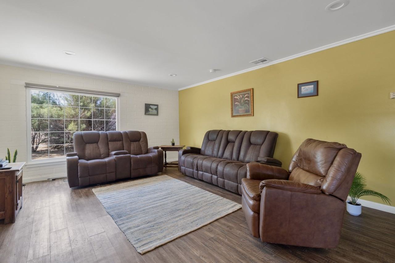 11136 Kendall Rd - Photo 2 of 10