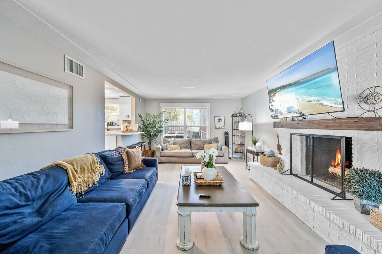 366 W Osceola Ln #1245239P - Photo 3 of 50