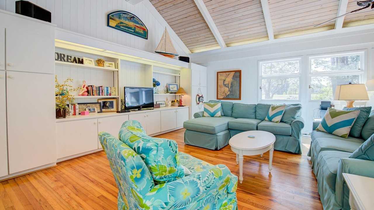 94 Whiting Ln #1253460P - Photo 4 of 39