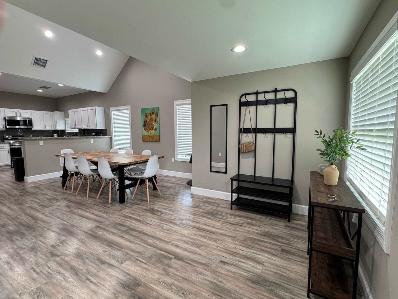 420 E Cypress St #1256812P - Photo 5 of 16