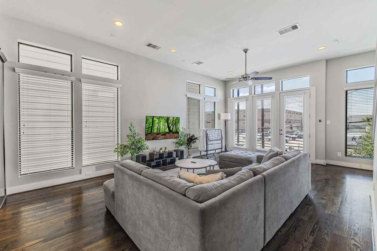 2114 Sabine Street #1257735P - Photo 2 of 33