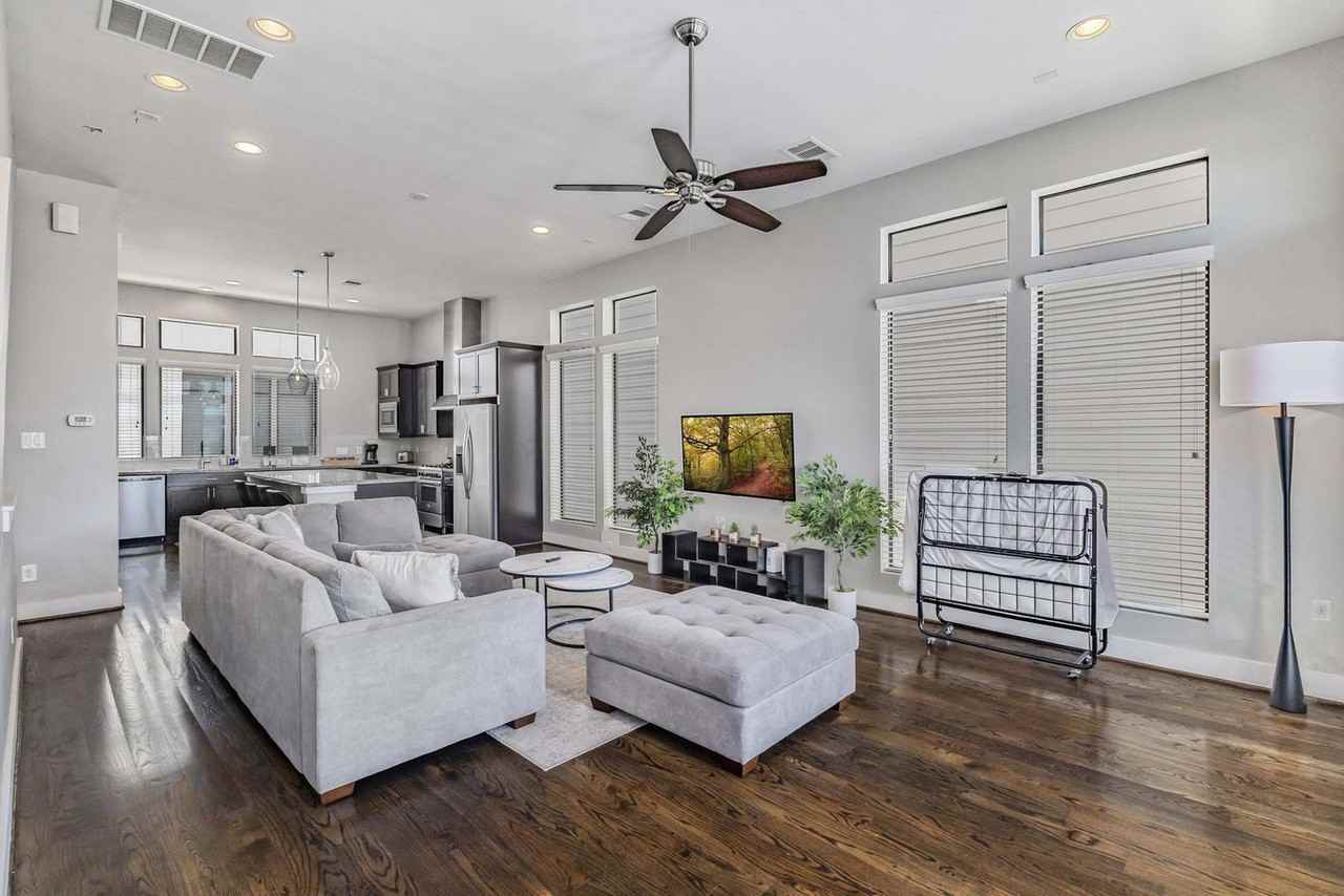 2114 Sabine St #1257735P - Photo 4 of 33