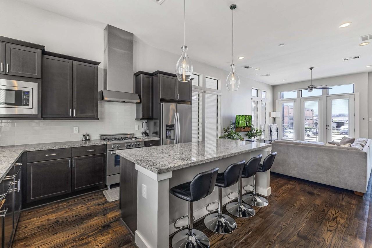 2114 Sabine St #1257735P - Photo 7 of 33