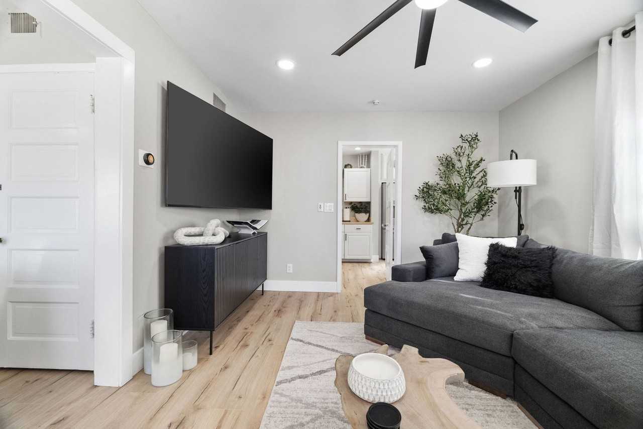 304 East Goodwin Street #1257809P - Photo 3 of 31