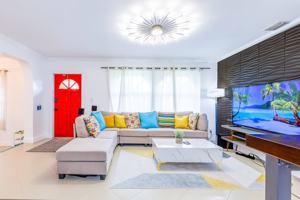 featured image of 910 Ne 49th St