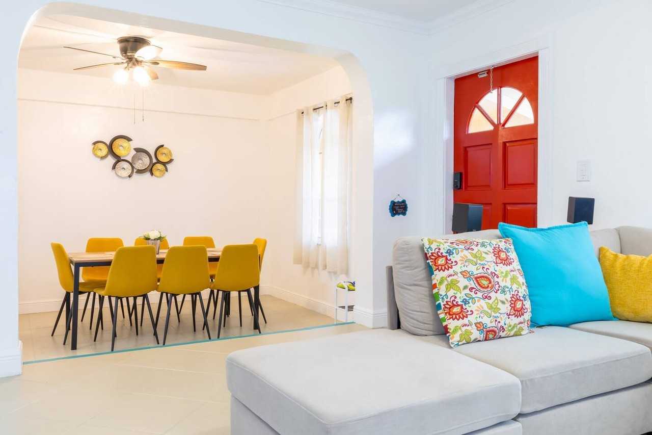 910 Ne 49th St #1258733P - Photo 4 of 39