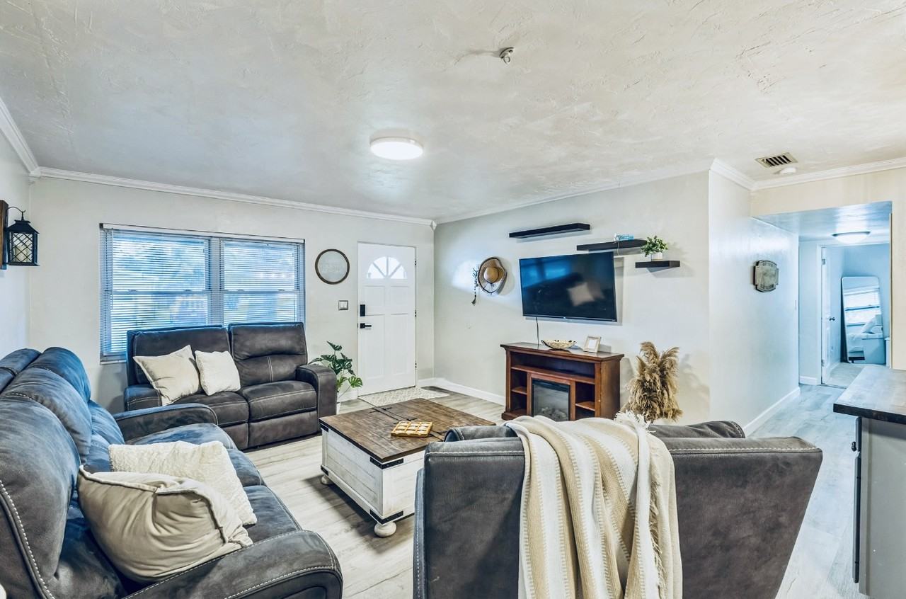 11048 116th Street - Photo 2 of 13