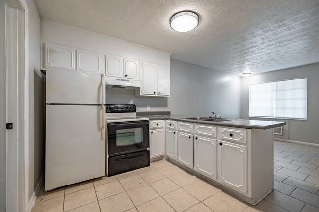 Twin Pines Apartments - Photo 5 of 6