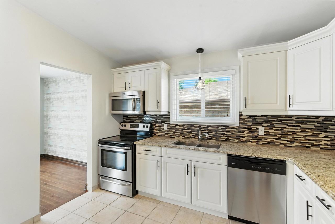 127 Flynn Street - Photo 3 of 12