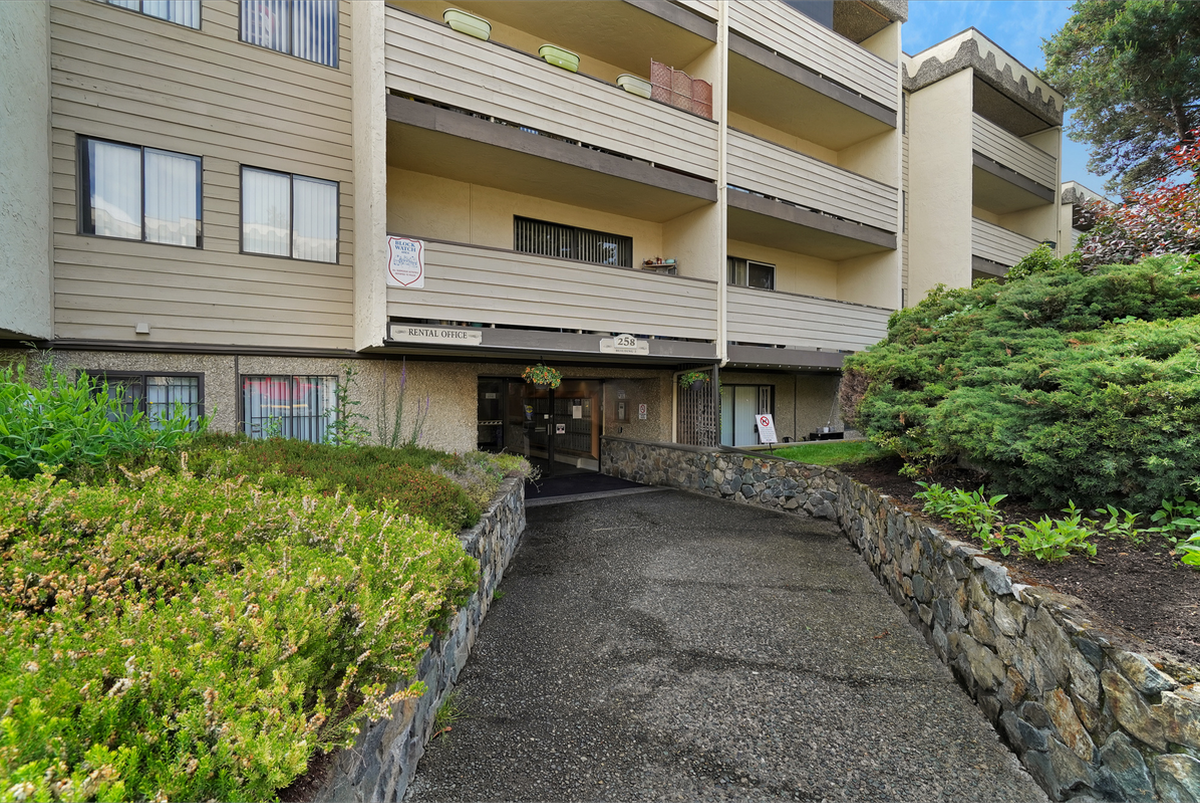 252 Gorge Rd E - Photo 4 of 14