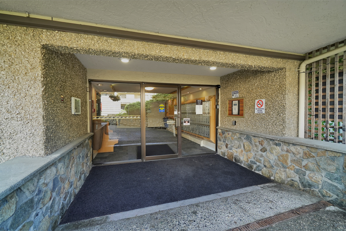 252 Gorge Rd E - Photo 7 of 14