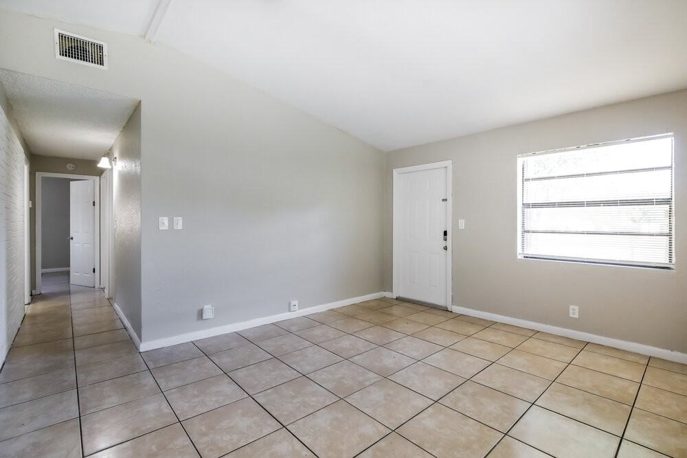 1609 Nw 16th St - Photo 4 of 18