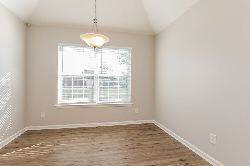 323 Buttonwood Dr - Photo 5 of 17