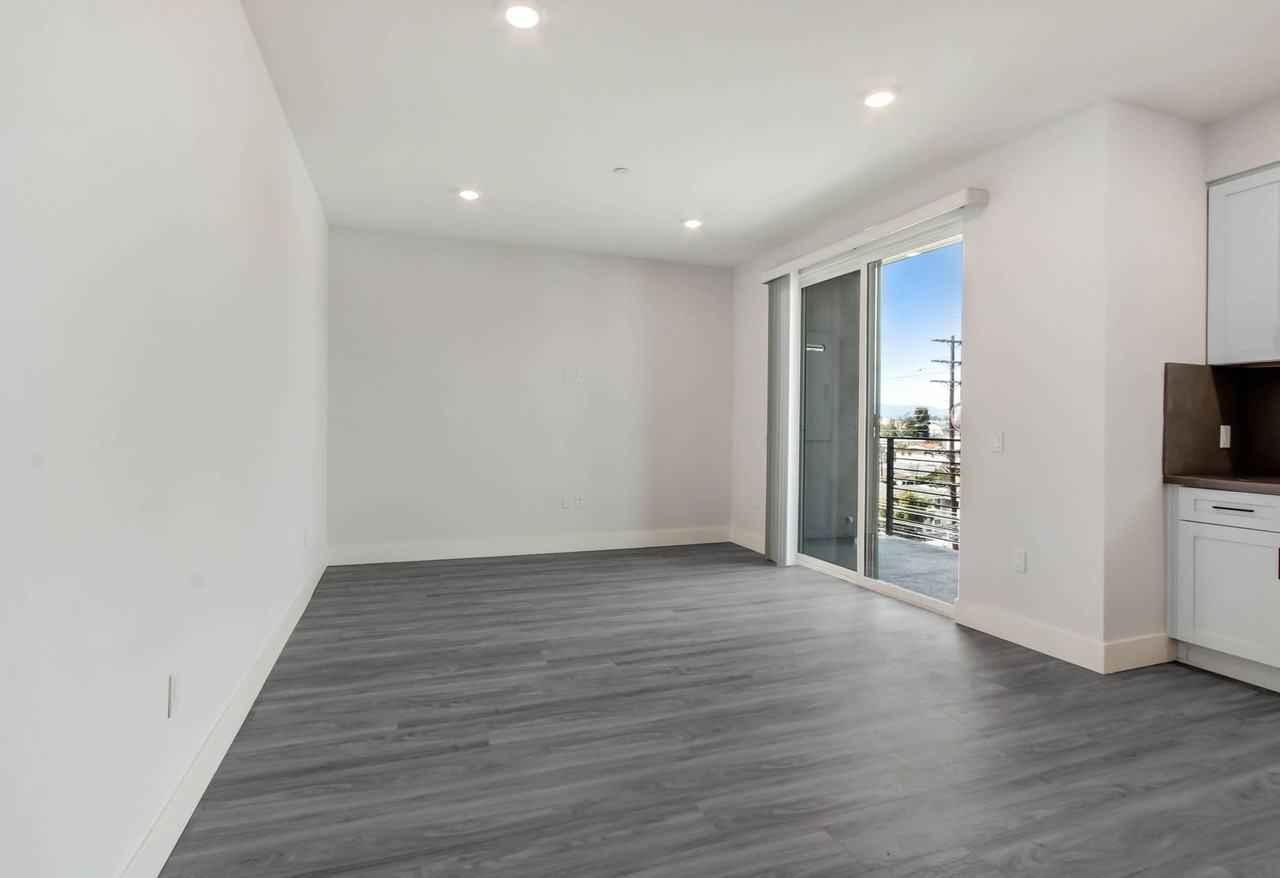 Vanowen48 - Photo 2 of 33