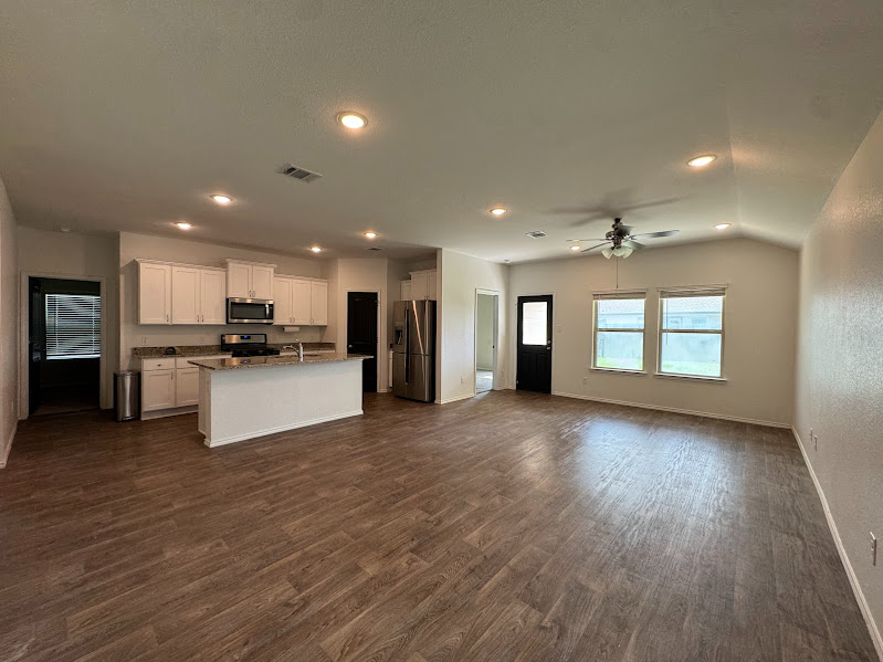 2420 Mulligan Ln - Photo 2 of 14