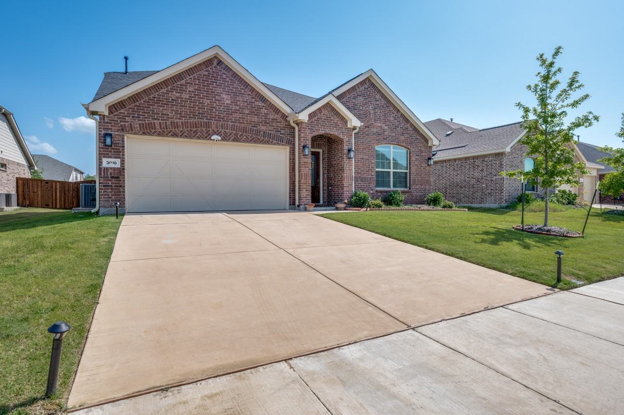 3016 Riddler Way - Photo 2 of 35