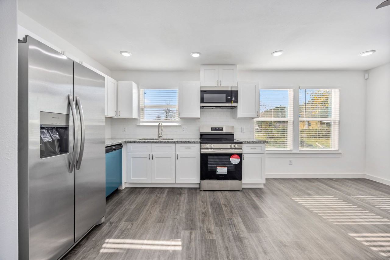 2322 Wavell St #B - Photo 4 of 19