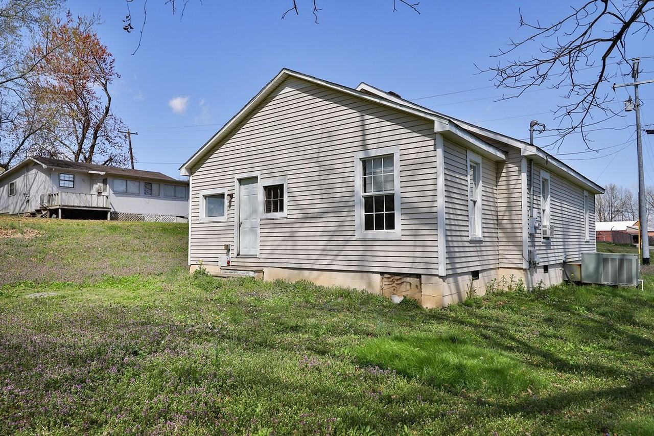 304 Volunteer Dr - Photo 2 of 10