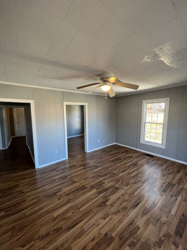 304 Volunteer Dr - Photo 3 of 10