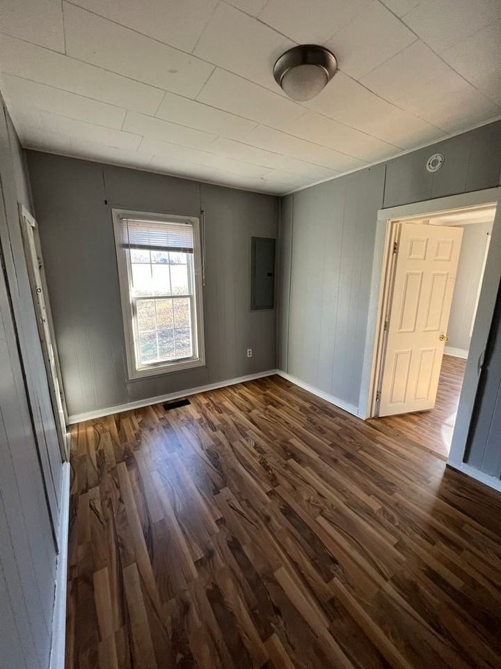 304 Volunteer Dr - Photo 5 of 10