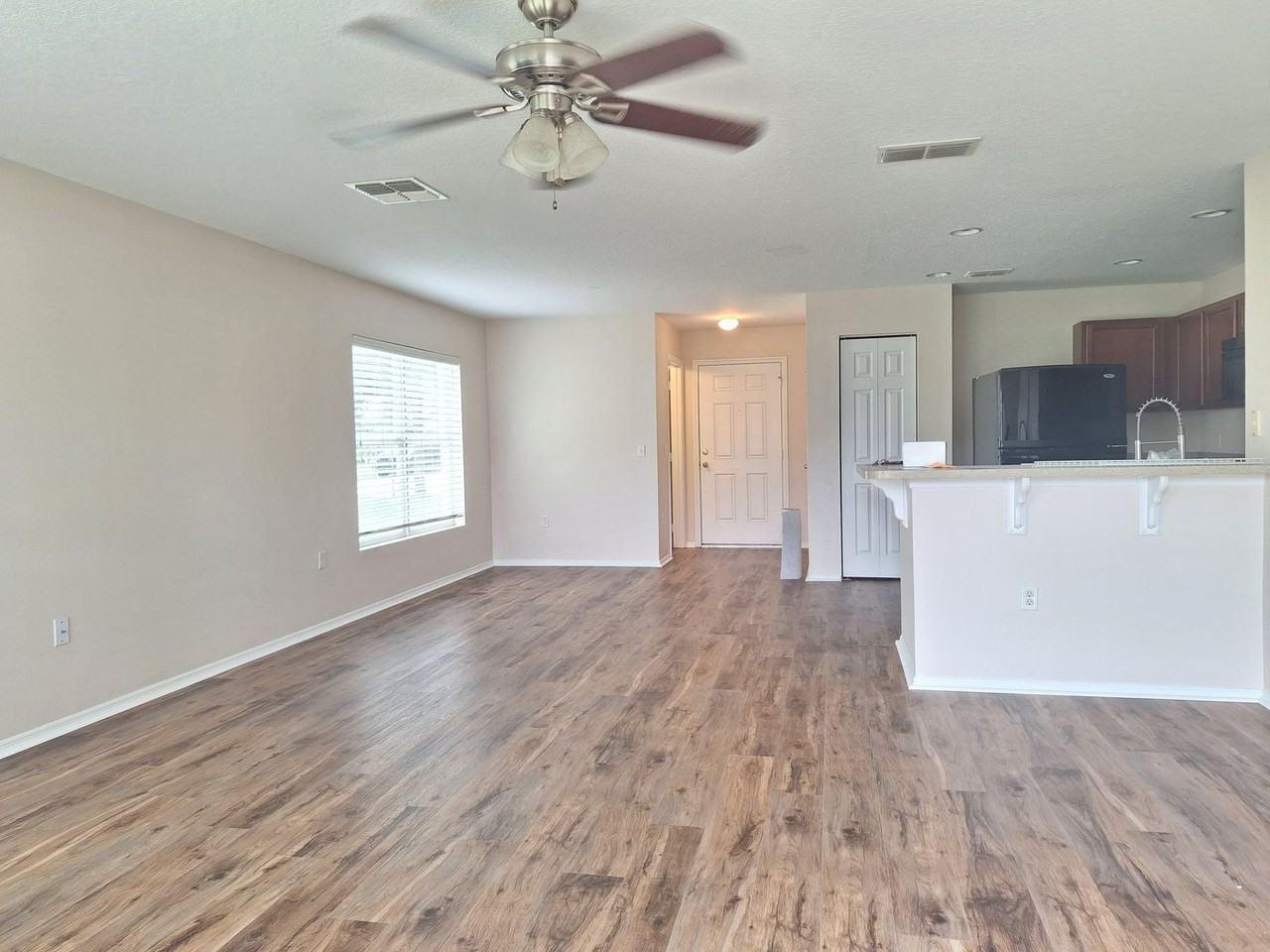 550 Mount Olympus Blvd #02 - Photo 4 of 16