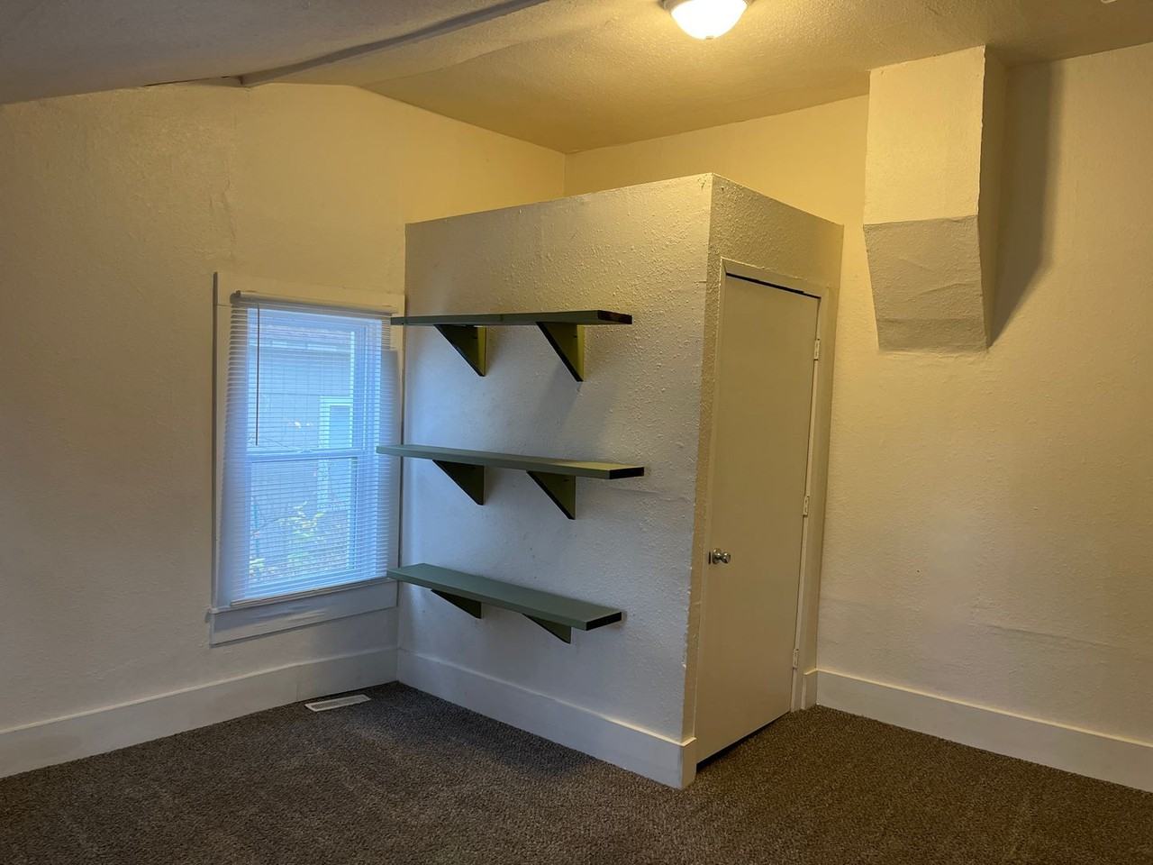 724 N Rogers Ave - Photo 7 of 14