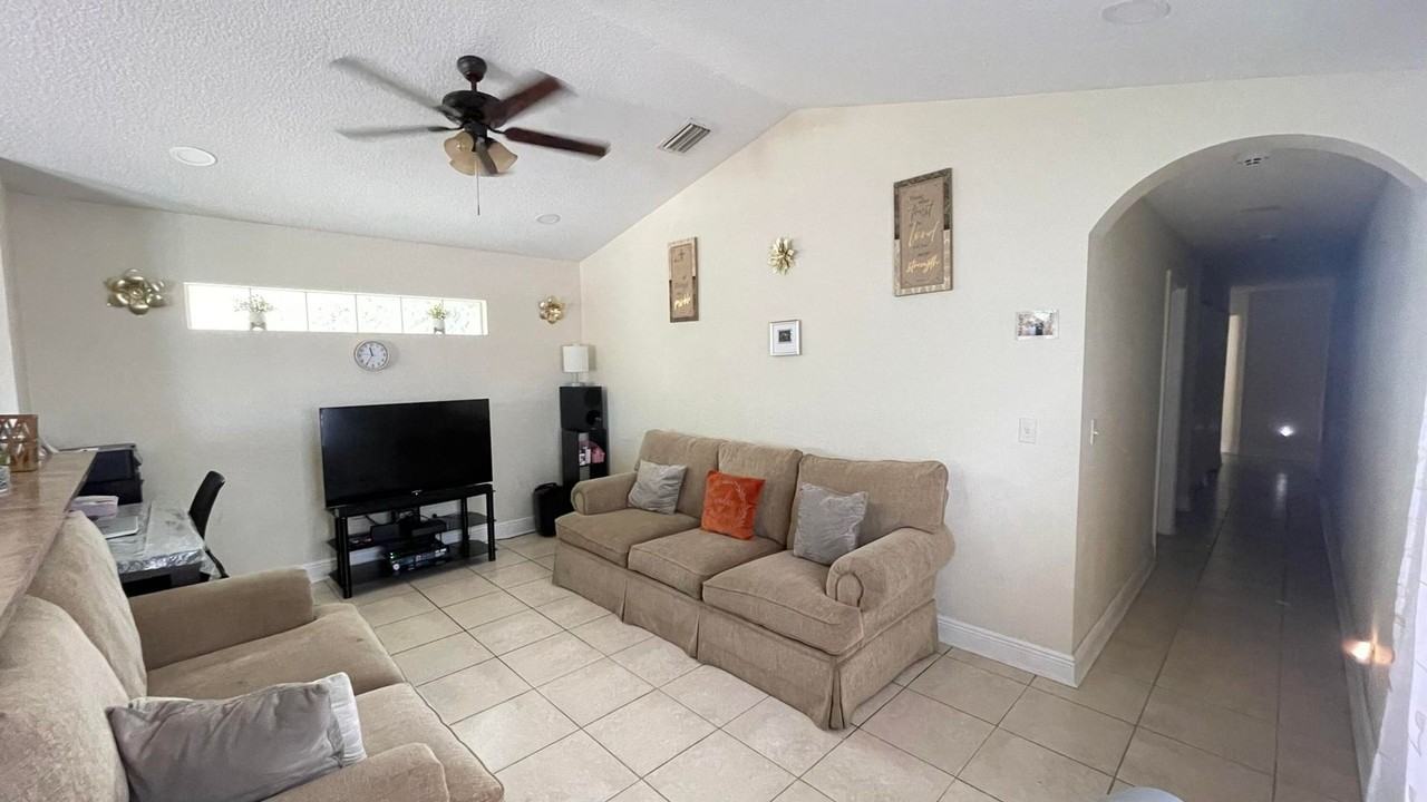 323 S F St - Photo 3 of 12