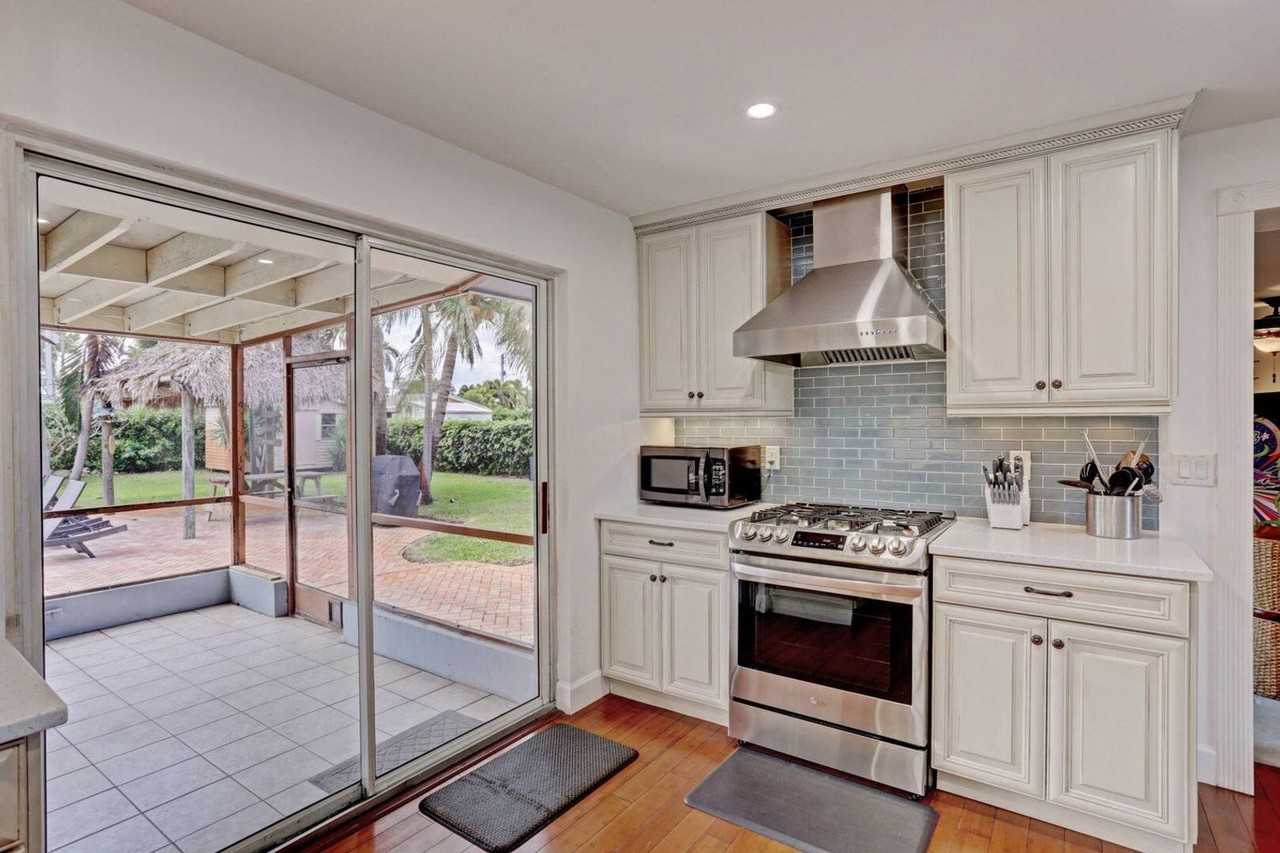 7115 Venetian Way - Photo 4 of 24