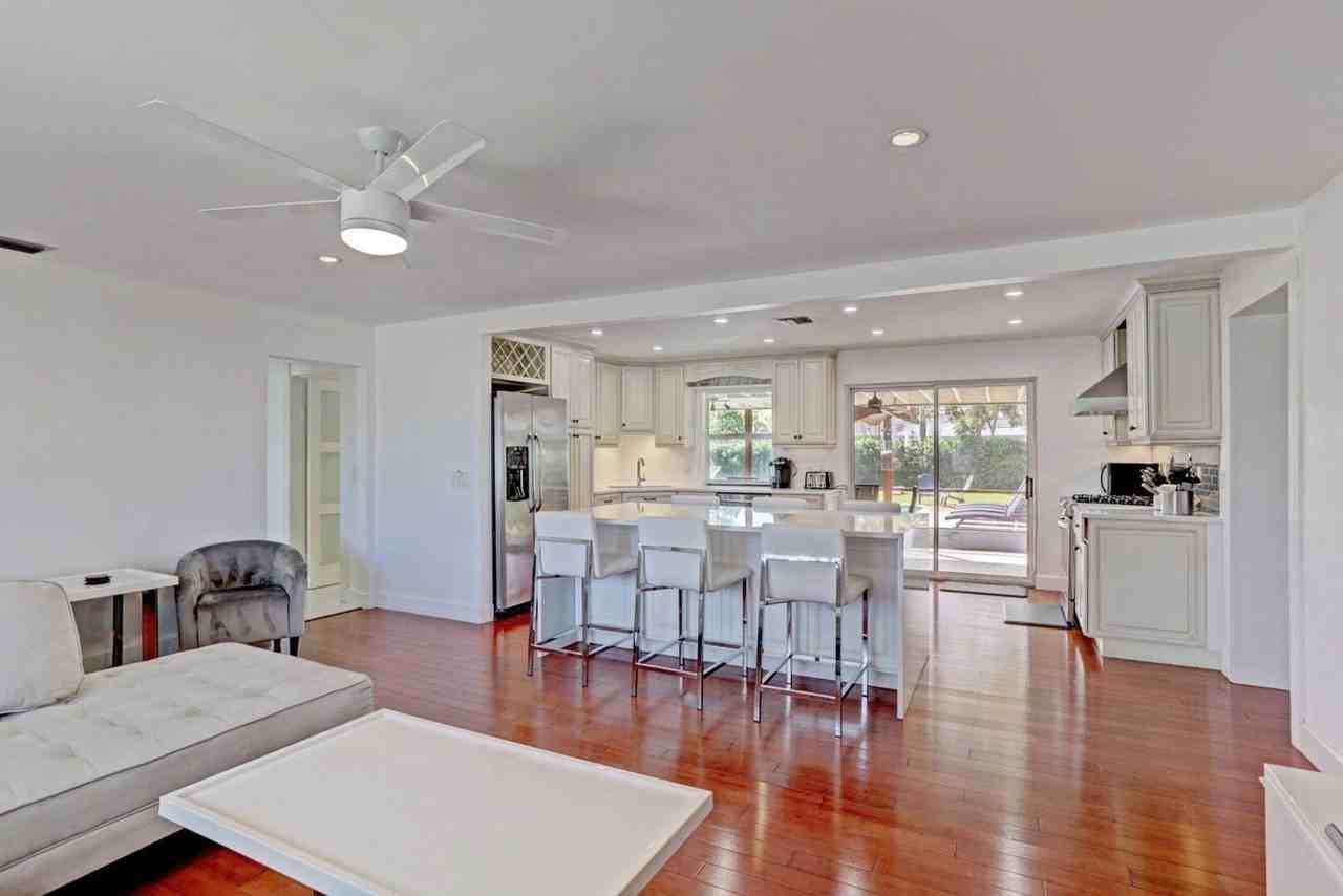 7115 Venetian Way - Photo 6 of 24