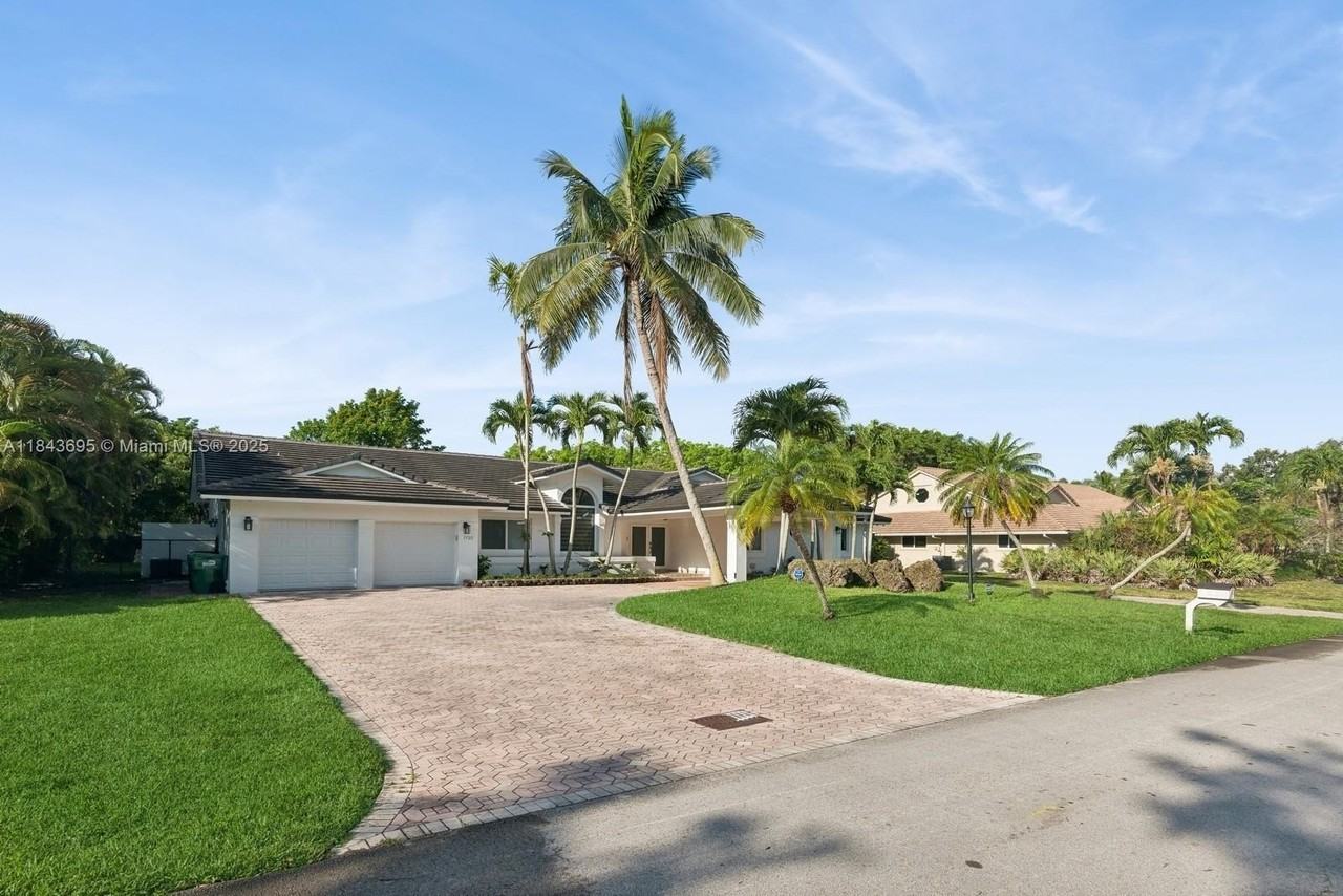 7720 Sw 177th St - Photo 2 of 33