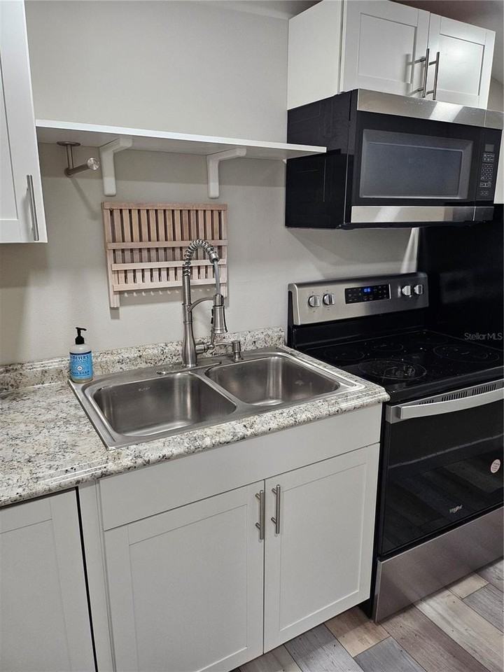 10104 Loetscher Ln - Photo 4 of 12