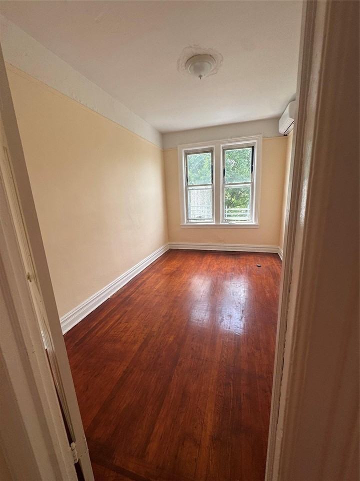 4421 Murdock Ave - Photo 3 of 5