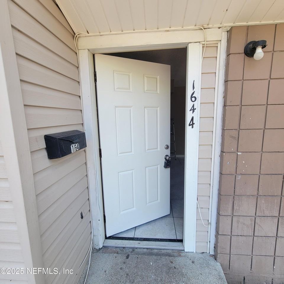 1646 E 16th St - Photo 4 of 19