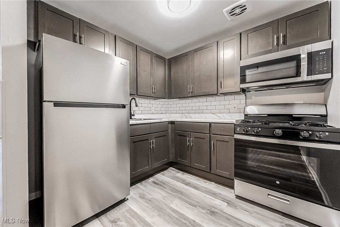 30050 Euclid Ave Apt A2 #A2 - Photo 4 of 21