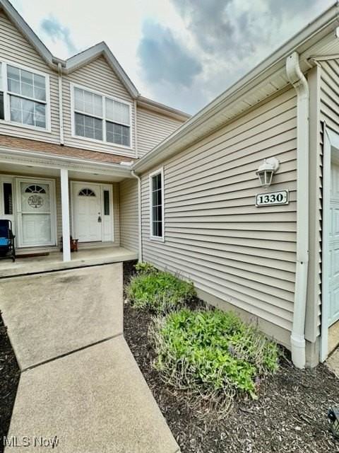 1330 Meadow Run - Photo 2 of 30