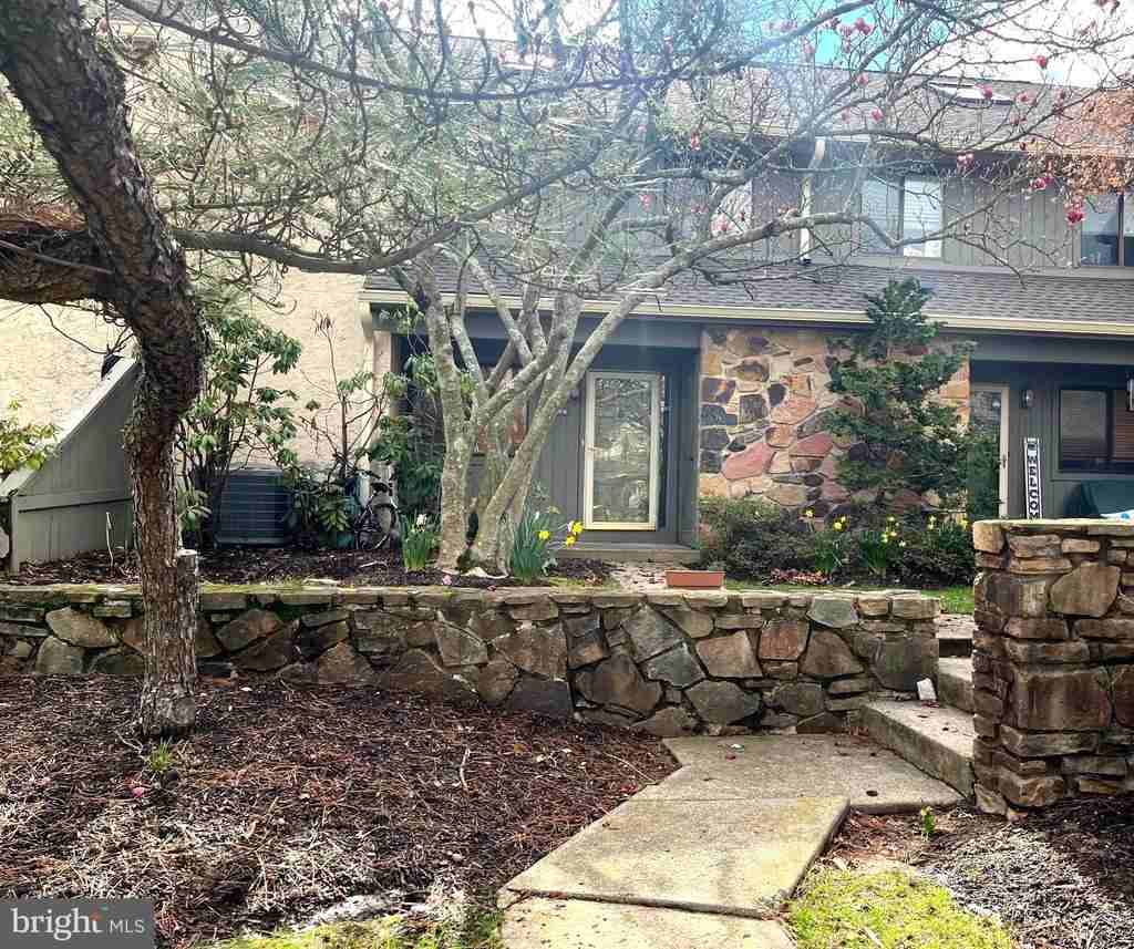 204 Clover Hill Ct - Photo 2 of 41