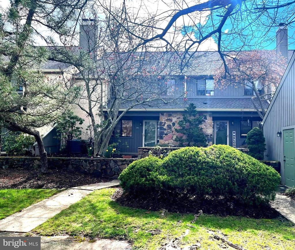 204 Clover Hill Ct - Photo 3 of 41