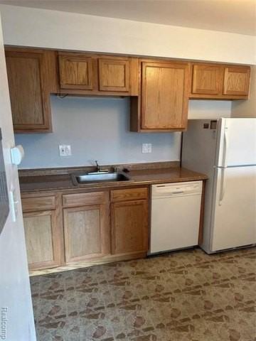 25300 Shiawassee Cir #202 - Photo 3 of 8