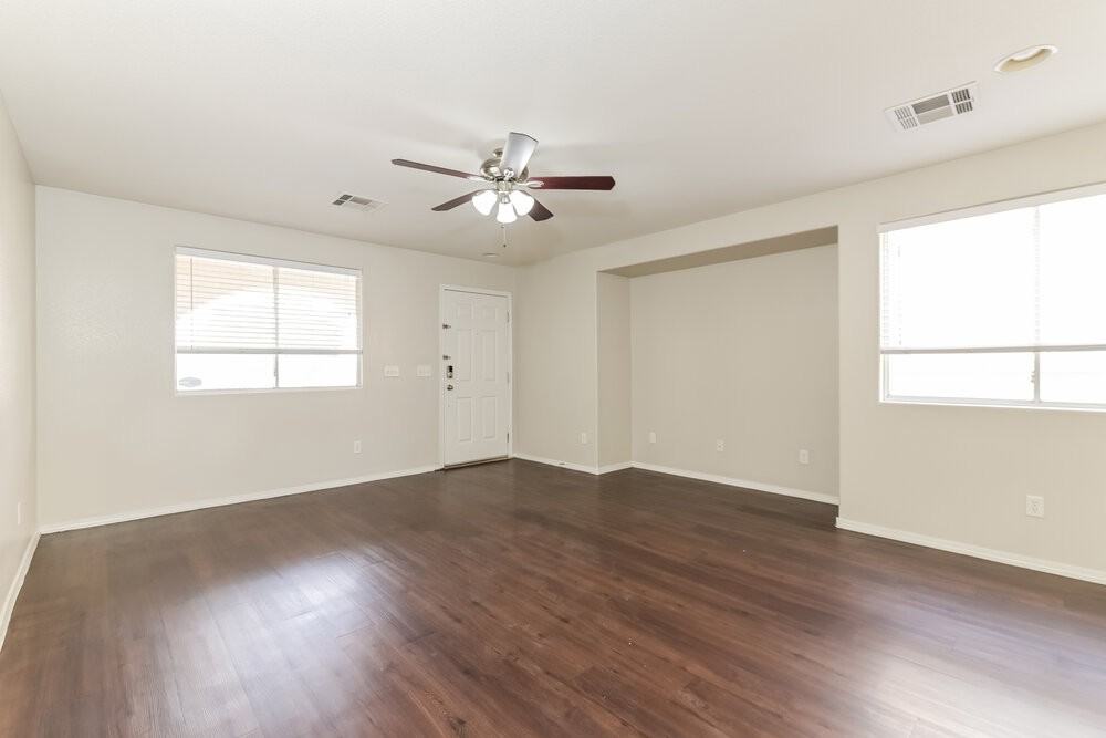 6015 Ambleshire Ave - Photo 5 of 17