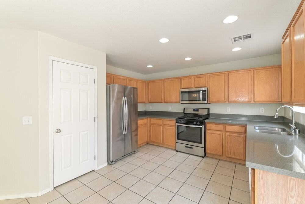 6015 Ambleshire Ave - Photo 7 of 17