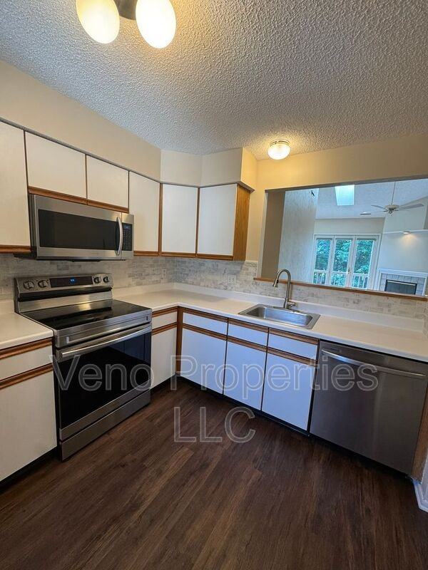 4808 Foxwood Dr S - Photo 2 of 16
