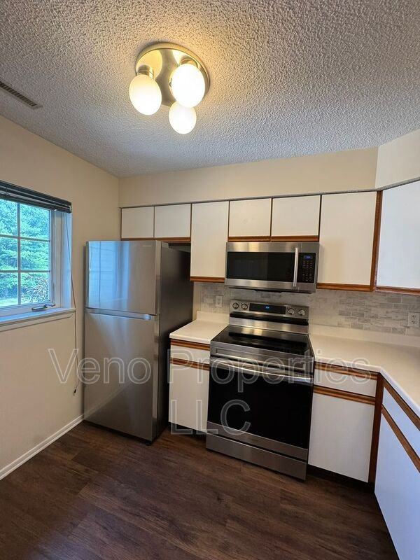 4808 Foxwood Dr S - Photo 3 of 16